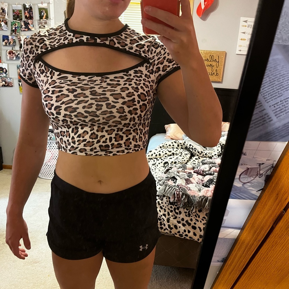 Cropped top with leapord print and open chest!